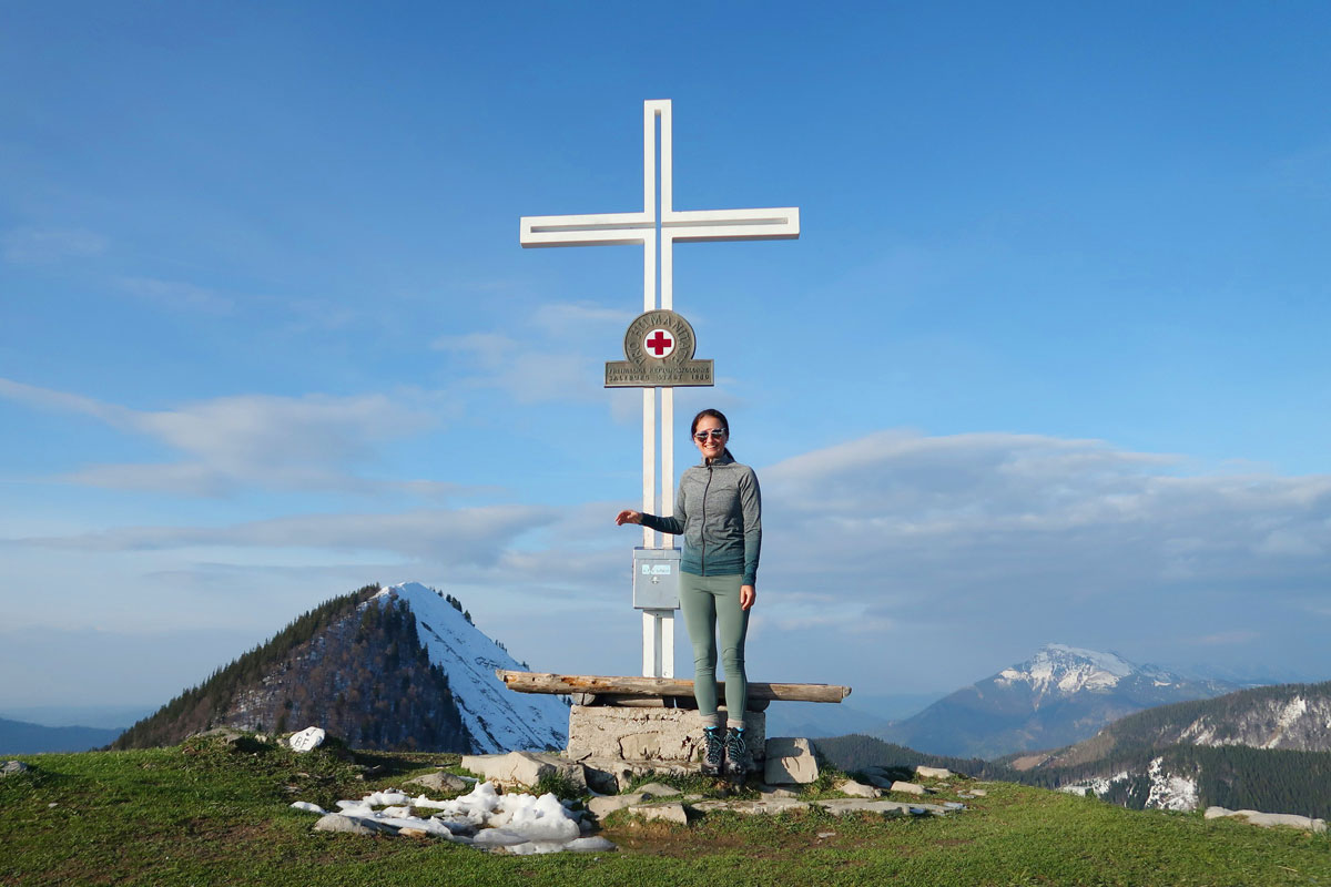 Gipfelkreuz der Loibersbacher Höhe mit Blick auf Faistenauer Schafberg